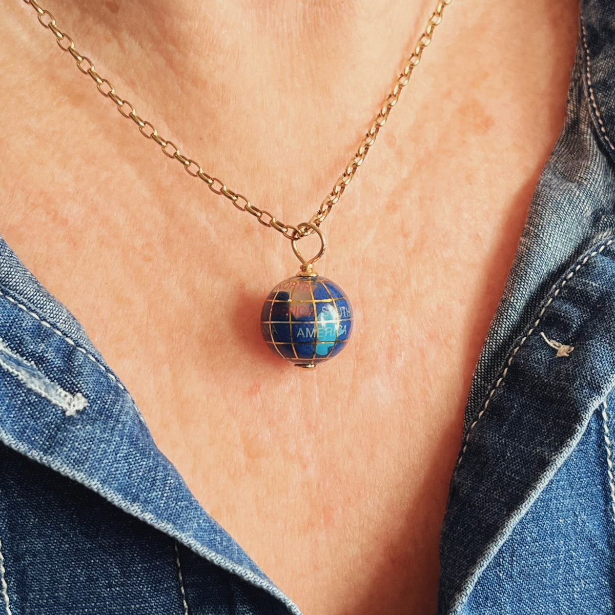 VINTAGE LAPIS LAZULI & MOTHER OF PEARL GLOBE PENDANT 9ct GOLD