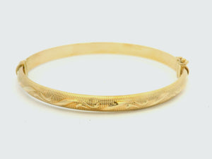 VINTAGE ETCHED HINGED BANGLE 9ct GOLD