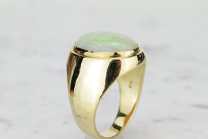 VINTAGE MID CENTURY SOLID AUSTRALIAN CRYSTAL OPAL RING ON 18ct YELLOW GOLD