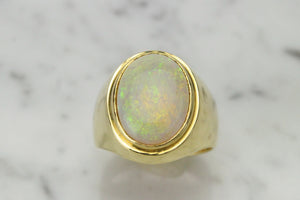 VINTAGE MID CENTURY SOLID AUSTRALIAN CRYSTAL OPAL RING ON 18ct YELLOW GOLD