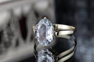 VINTAGE ESTATE AQUAMARINE RING ON 9ct YELLOW GOLD