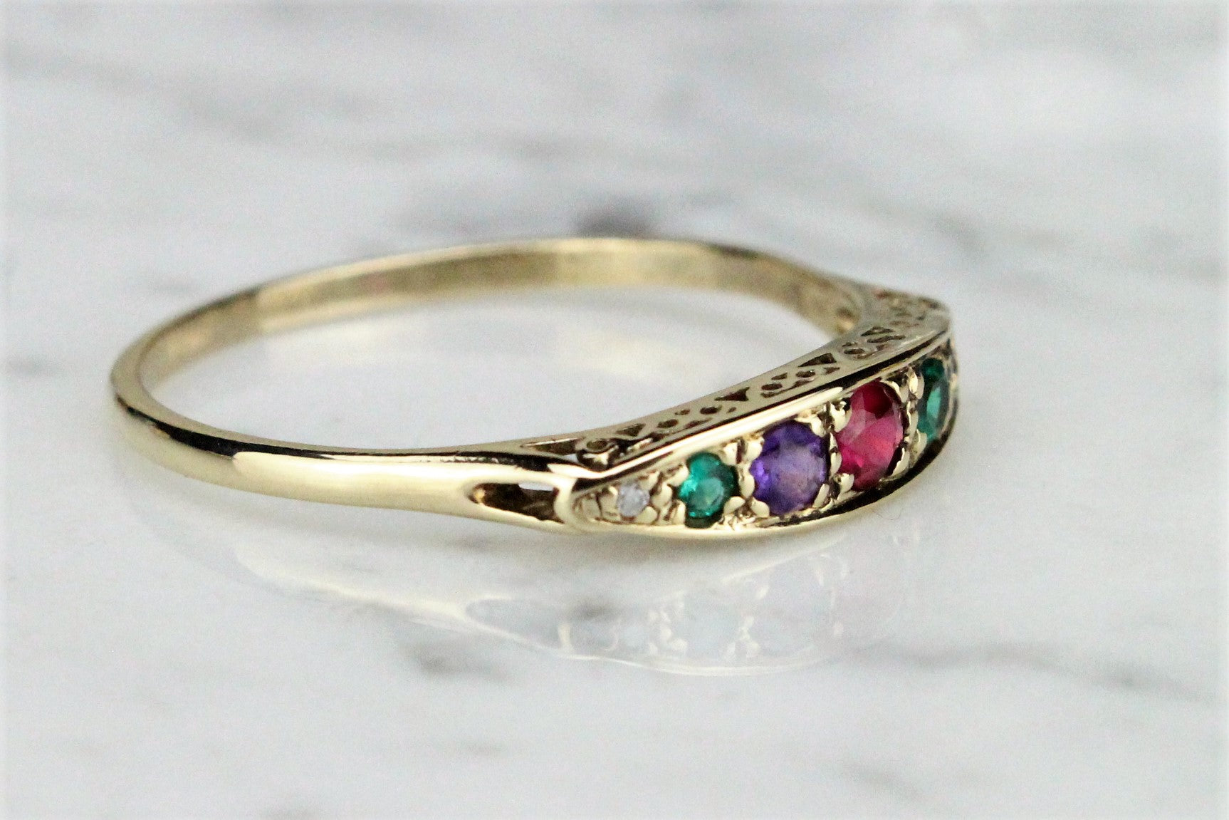 VINTAGE VICTORIAN STYLE 'DEAREST' RING ON 9ct YELLOW GOLD - Rock