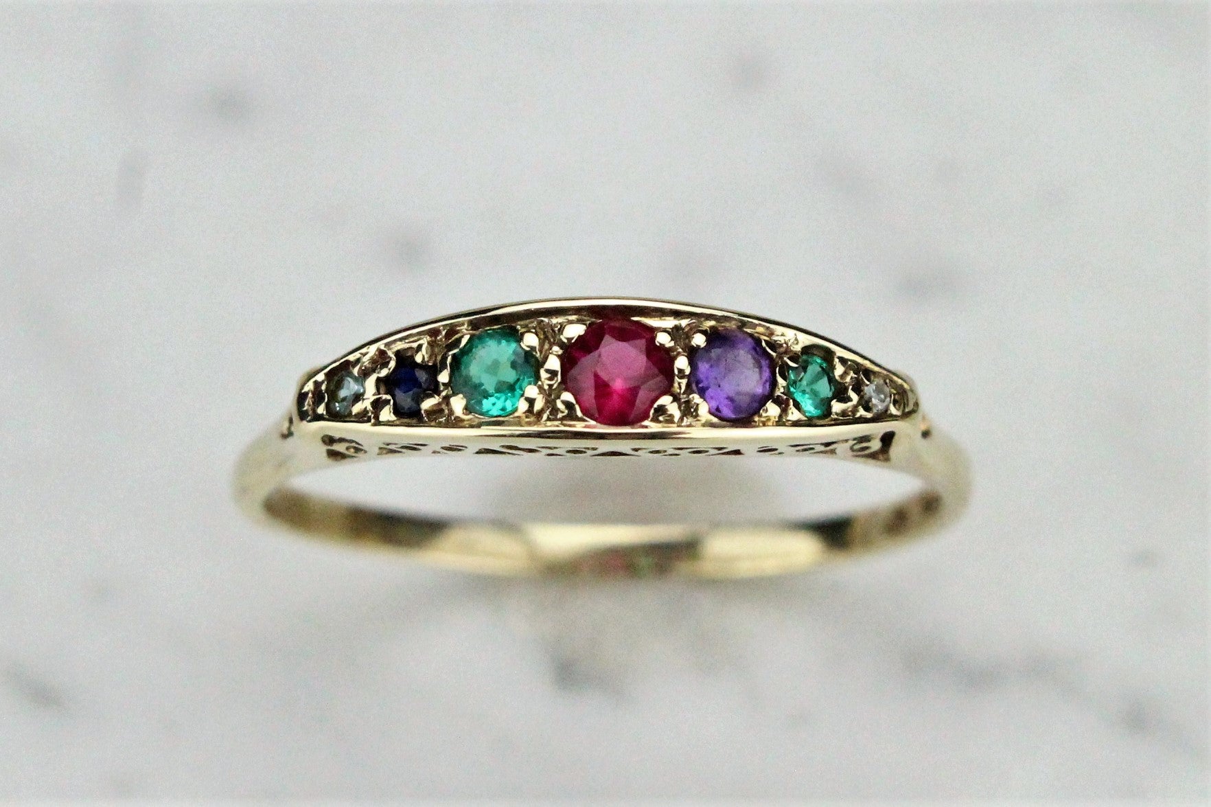 VINTAGE VICTORIAN STYLE 'DEAREST' RING ON 9ct YELLOW GOLD - Rock