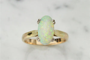 VINTAGE ESTATE SOLID WHITE OPAL ON 18ct YELLOW GOLD