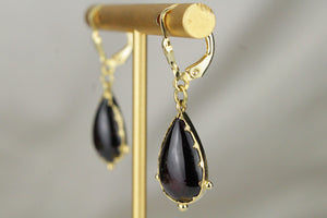 VINTAGE ESTATE GARNET EARRINGS ON 14ct YELLOW GOLD