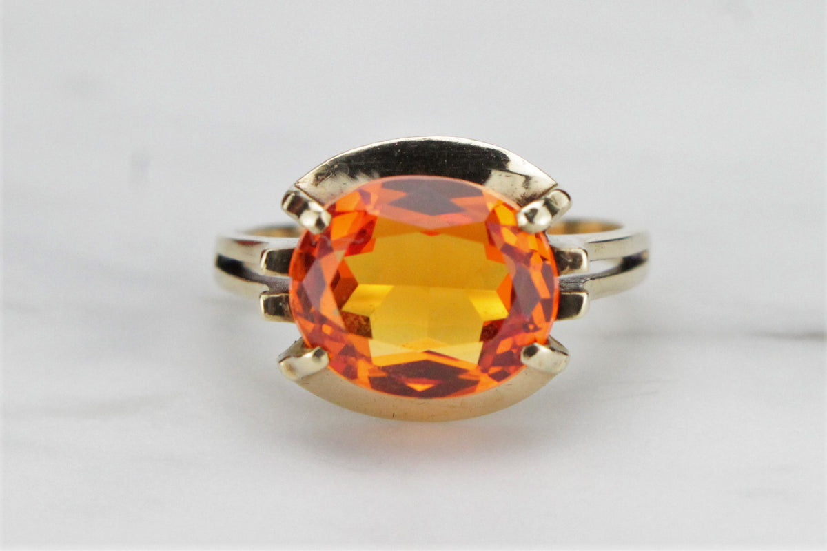 MID CENTURY ORANGE SAPPHIRE DRESS RING ON 9ct YELLOW GOLD