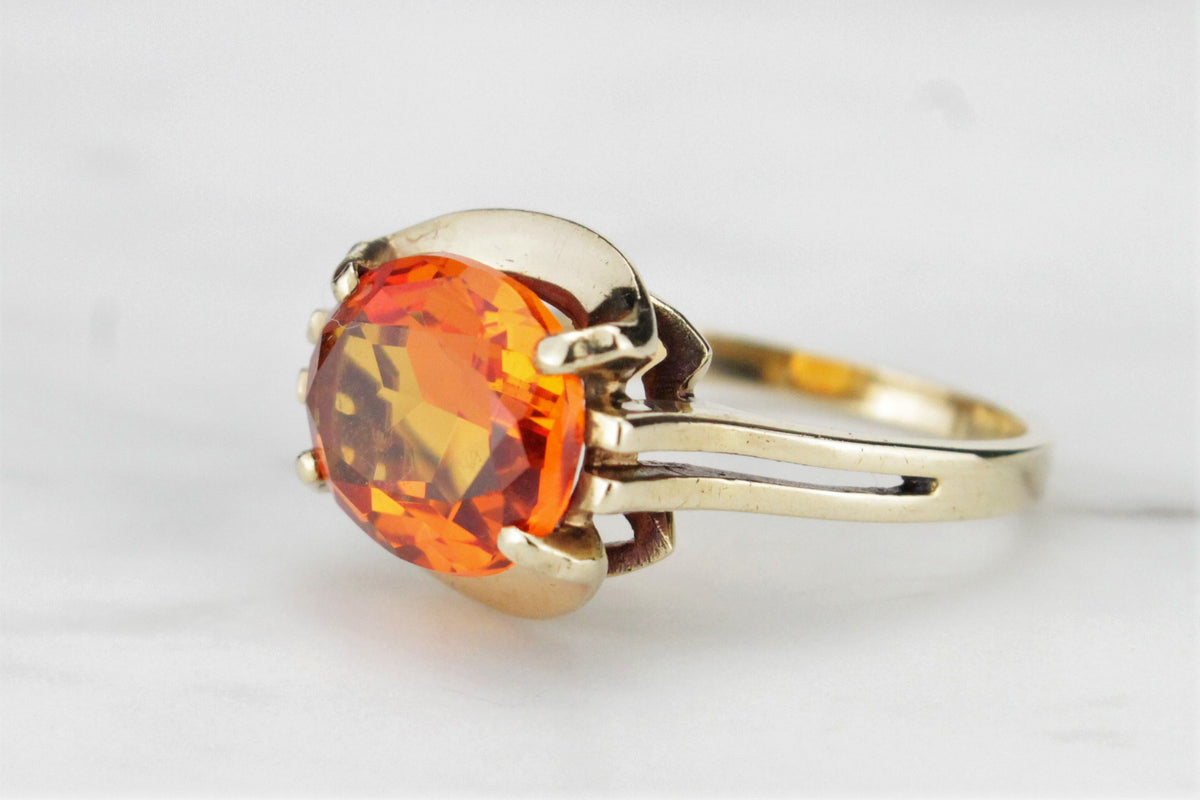 MID CENTURY ORANGE SAPPHIRE DRESS RING ON 9ct YELLOW GOLD