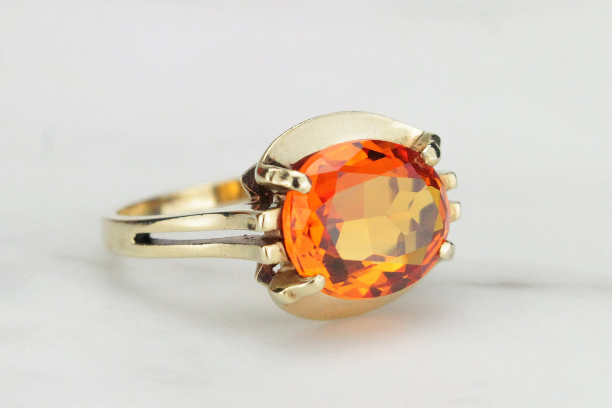 MID CENTURY ORANGE SAPPHIRE DRESS RING ON 9ct YELLOW GOLD