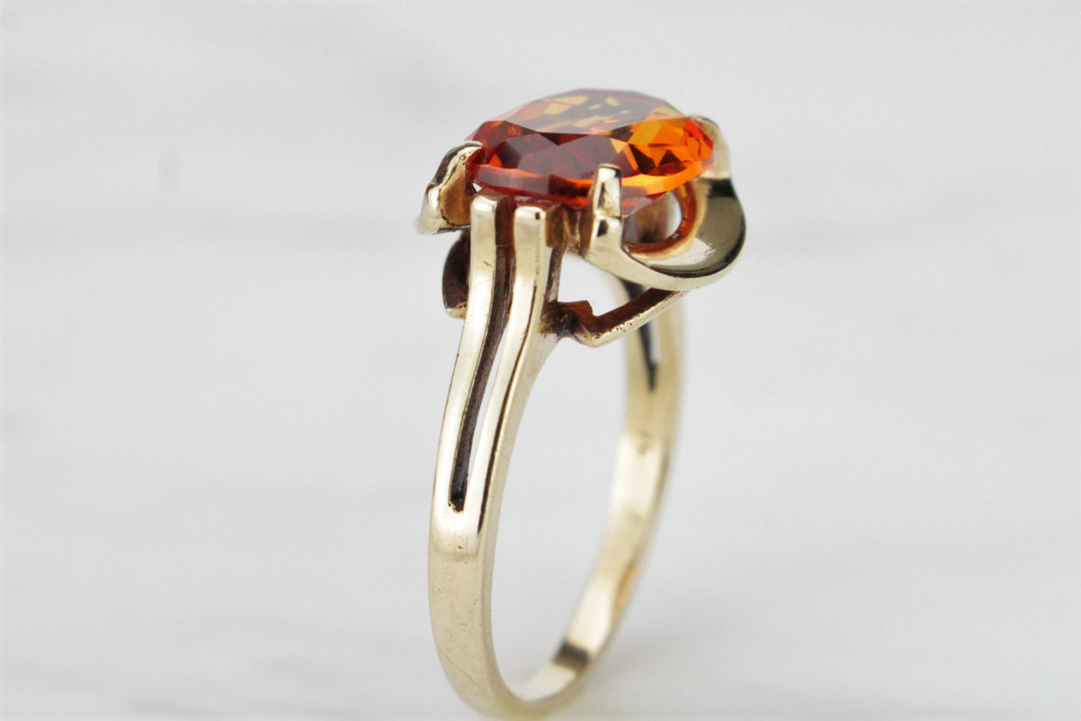 MID CENTURY ORANGE SAPPHIRE DRESS RING ON 9ct YELLOW GOLD