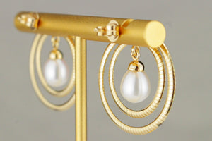 RETRO ESTATE ITALIAN PEARL EARRINGS ON 9ct YELLOW GOLD