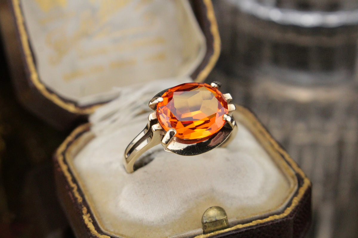 MID CENTURY ORANGE SAPPHIRE DRESS RING ON 9ct YELLOW GOLD
