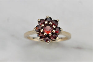 VINTAGE ESTATE GARNET CLUSTER RING ON 9ct YELLOW GOLD