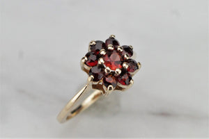 VINTAGE ESTATE GARNET CLUSTER RING ON 9ct YELLOW GOLD