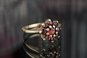 VINTAGE ESTATE GARNET CLUSTER RING ON 9ct YELLOW GOLD