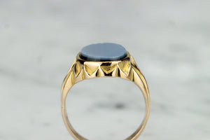 ANTIQUE VICTORIAN c1874 SARDONYX SIGNET RING ON 15ct GOLD