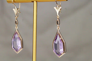 VINTAGE ESTATE KITE SHAPED AMETHYST EARRINGS ON 14ct YELLOW GOLD