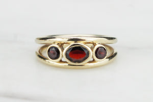 RETRO c1970 THREE STONE GARNET RING ON 9ct YELLOW GOLD