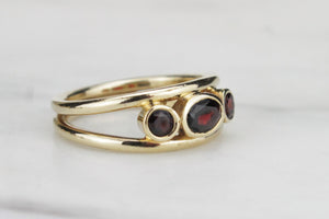 RETRO c1970 THREE STONE GARNET RING ON 9ct YELLOW GOLD