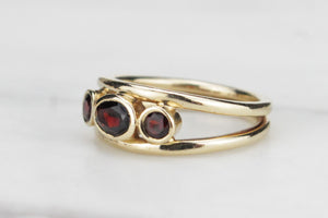 RETRO c1970 THREE STONE GARNET RING ON 9ct YELLOW GOLD