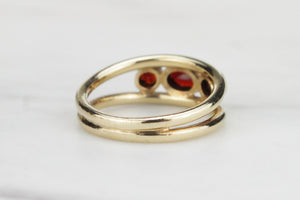 RETRO c1970 THREE STONE GARNET RING ON 9ct YELLOW GOLD