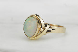 LATE ART DECO c1930-40 SOLID CRYSTAL OPAL RING ON 9ct YELLOW GOLD