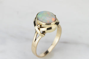 LATE ART DECO c1930-40 SOLID CRYSTAL OPAL RING ON 9ct YELLOW GOLD