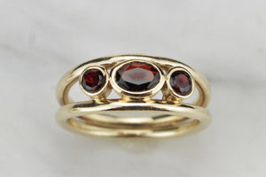 RETRO c1970 THREE STONE GARNET RING ON 9ct YELLOW GOLD