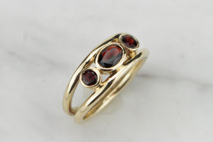 RETRO c1970 THREE STONE GARNET RING ON 9ct YELLOW GOLD