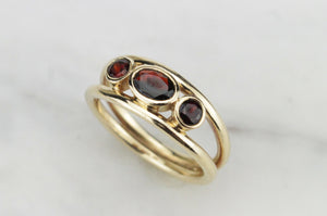 RETRO c1970 THREE STONE GARNET RING ON 9ct YELLOW GOLD