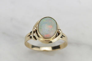 LATE ART DECO c1930-40 SOLID CRYSTAL OPAL RING ON 9ct YELLOW GOLD