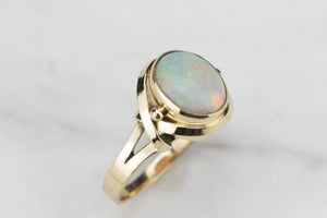 LATE ART DECO c1930-40 SOLID CRYSTAL OPAL RING ON 9ct YELLOW GOLD