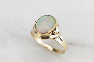 LATE ART DECO c1930-40 SOLID CRYSTAL OPAL RING ON 9ct YELLOW GOLD