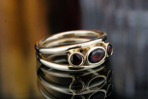 RETRO c1970 THREE STONE GARNET RING ON 9ct YELLOW GOLD