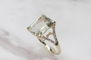 MODERN PRASIOLITE & DIAMOND COCKTAIL RING ON 9ct YELLOW GOLD