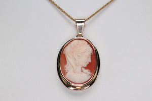 MODERN ANTIQUE STYLE CARVED SHELL CAMEO PENDANT ON 18ct YELLOW GOLD