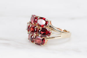 MODERN ESTATE PYROPE GARNET CLUSTER RING ON 9ct YELLOW GOLD