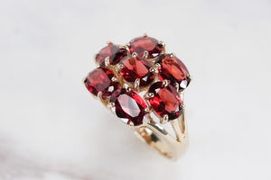 MODERN ESTATE PYROPE GARNET CLUSTER RING ON 9ct YELLOW GOLD