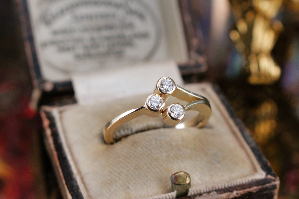 VINTAGE ESTATE c1940 THREE STONE DIAMOND RING ON 14ct YELLOW GOLD