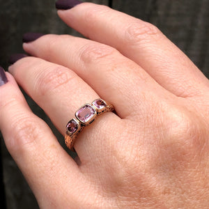 MODERN EDWARDIAN STYLE TOURMALINE TRILOGY RING ON 9ct ROSE GOLD