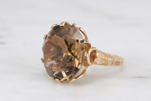 VINTAGE MID CENTURY 13.3CT SMOKY QUARTZ RING ON 9ct YELLOW GOLD