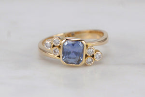 MODERN CEYLON SAPPHIRE & DIAMOND RING ON 18ct YELLOW GOLD