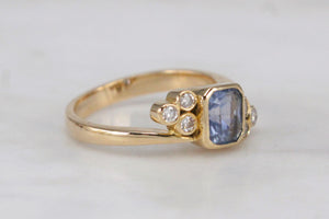 MODERN CEYLON SAPPHIRE & DIAMOND RING ON 18ct YELLOW GOLD