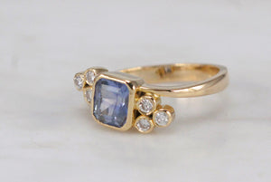 MODERN CEYLON SAPPHIRE & DIAMOND RING ON 18ct YELLOW GOLD