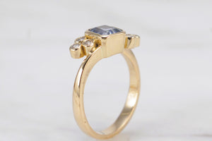 MODERN CEYLON SAPPHIRE & DIAMOND RING ON 18ct YELLOW GOLD