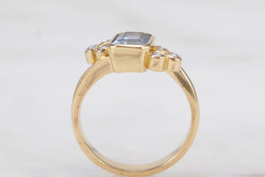 MODERN CEYLON SAPPHIRE & DIAMOND RING ON 18ct YELLOW GOLD