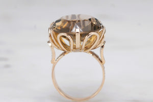 VINTAGE MID CENTURY 13.3CT SMOKY QUARTZ RING ON 9ct YELLOW GOLD