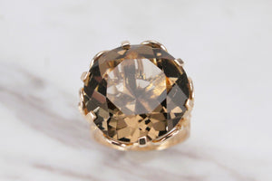 VINTAGE MID CENTURY 13.3CT SMOKY QUARTZ RING ON 9ct YELLOW GOLD