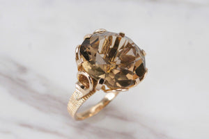 VINTAGE MID CENTURY 13.3CT SMOKY QUARTZ RING ON 9ct YELLOW GOLD