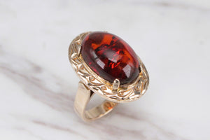 MID CENTURY CHERRY AMBER RING ON 14ct YELLOW GOLD