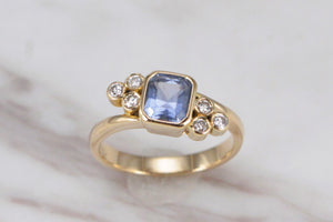 MODERN CEYLON SAPPHIRE & DIAMOND RING ON 18ct YELLOW GOLD